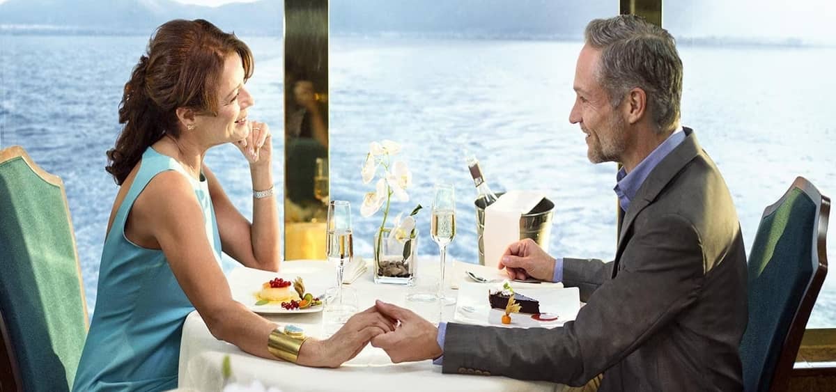 4- SURF & TURF RESTAURANT <br> O PONTO DE ENCONTRO DOS EPICURISTAS