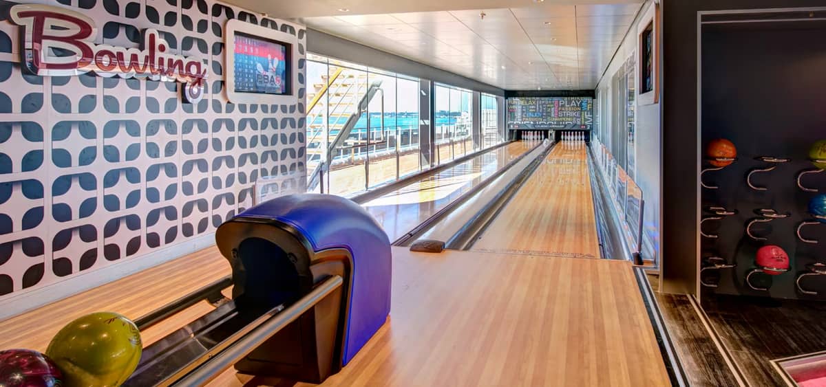 2- FULL-SIZE BOWLING ALLEY <br> STRIKES E DESCONTRAÇÃO NO MAR