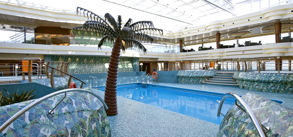 2- SIRENE POOL <br> BANHOS ENTRE O CÉU E O MAR