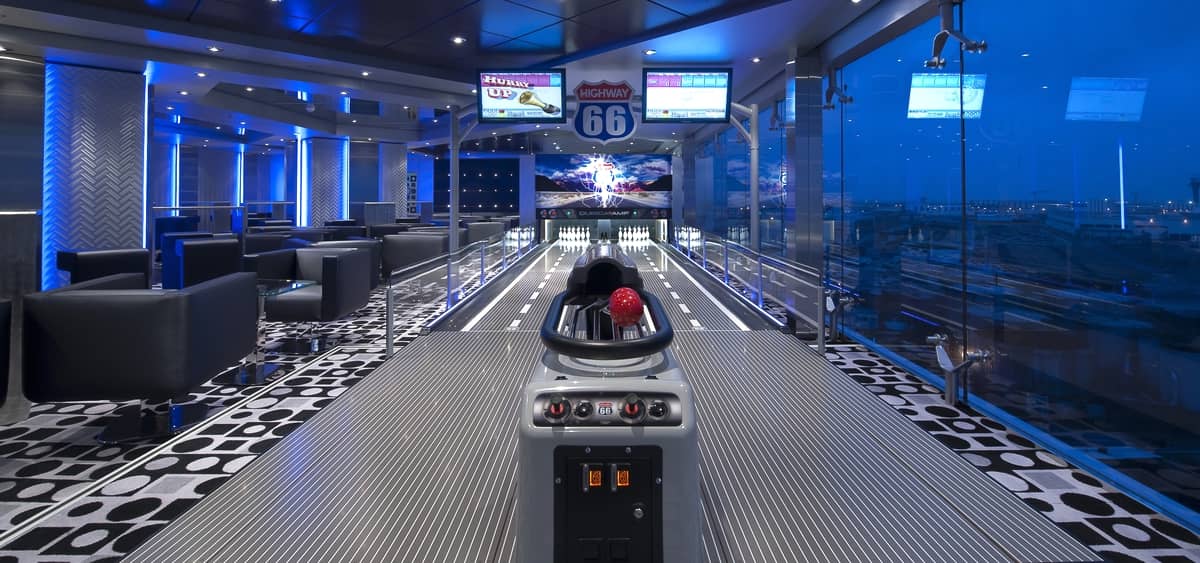 1- T32 DISCO & BOWLING <br> MÚSICA E STRIKES COM VISTA PARA O OCEANO