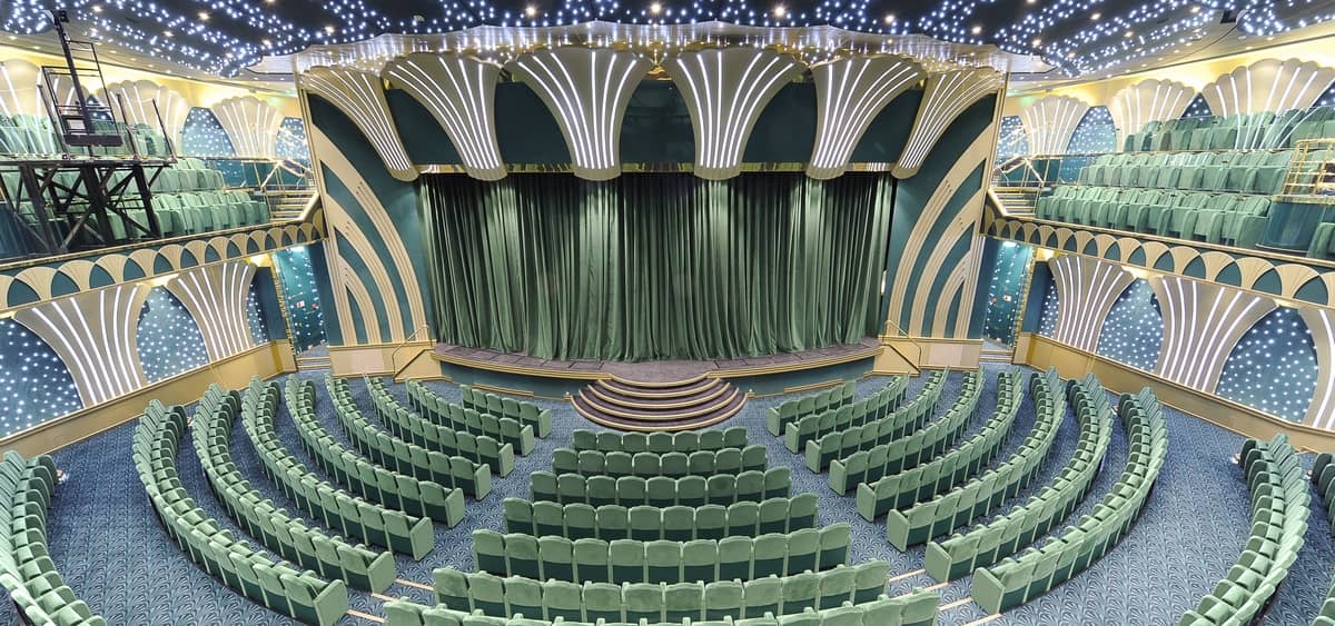 3- ROYAL THEATRE <br> ESPETÁCULOS IMPRESSIONANTES A BORDO