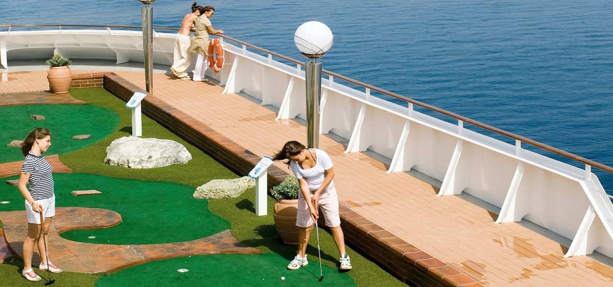 1- MINIGOLF <br> DIVERSÃO E SWING COM VISTA PARA O MAR