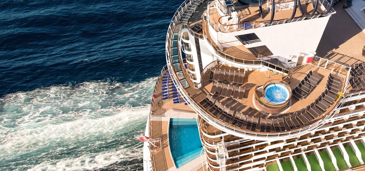 2- SUNSET BEACH POOL <br> UM OÁSIS DE RELAXAMENTO NO DECK SUPERIOR