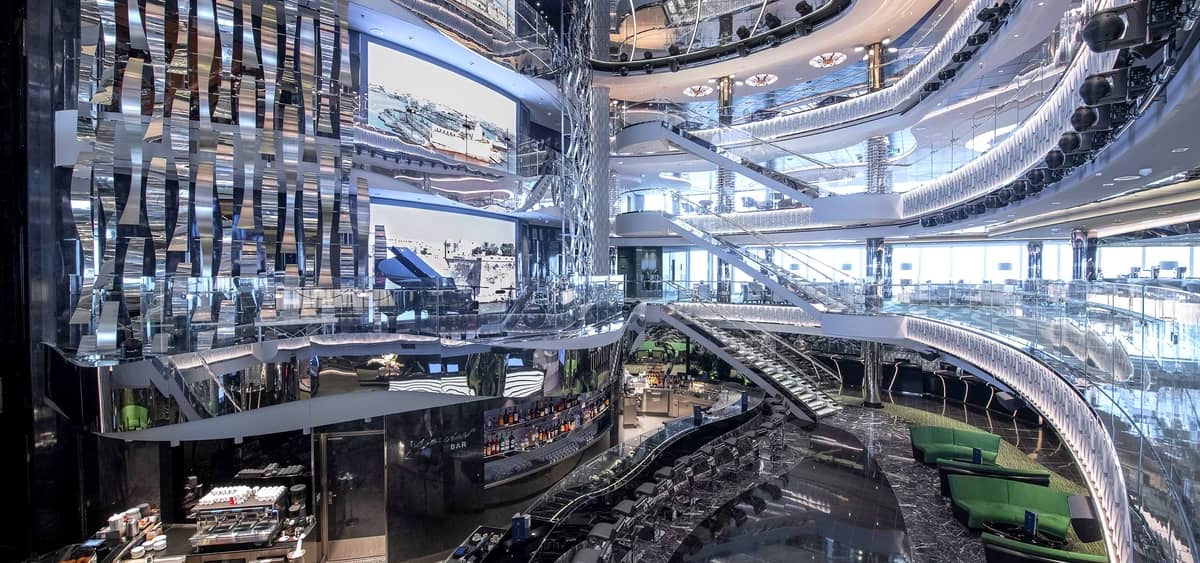 3- FOUR-DECK ATRIUM <br> ÁTRIO LUMINOSO DISTRIBUÍDO POR QUATRO DECKS