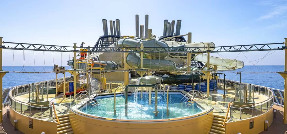 2- SAVANNAH AQUAPARK <br> ESCORREGAS E JOGOS DE ÁGUA PARA TODAS AS IDADES