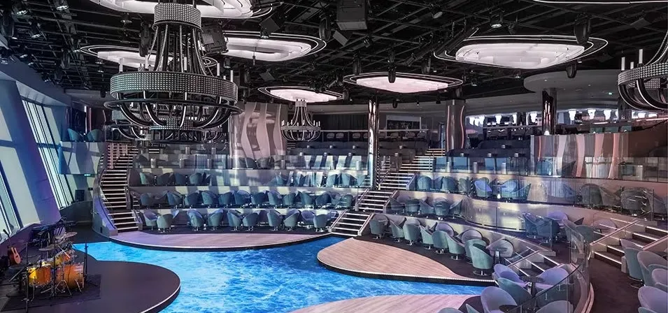 2- PANORAMA LOUNGE <br> VISTAS ESPETACULARES SOBRE O OCEANO