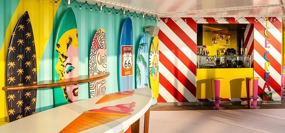 8- SURFER’S BAR <br> PÔR DO SOL E GOOD VIBES