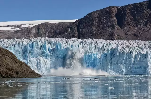 No glaciar Eqi