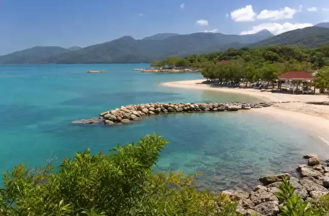 Em Columbus Cove
