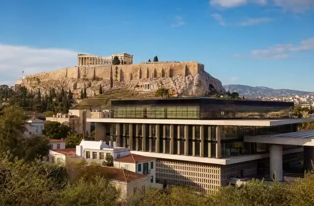 Em Atenas