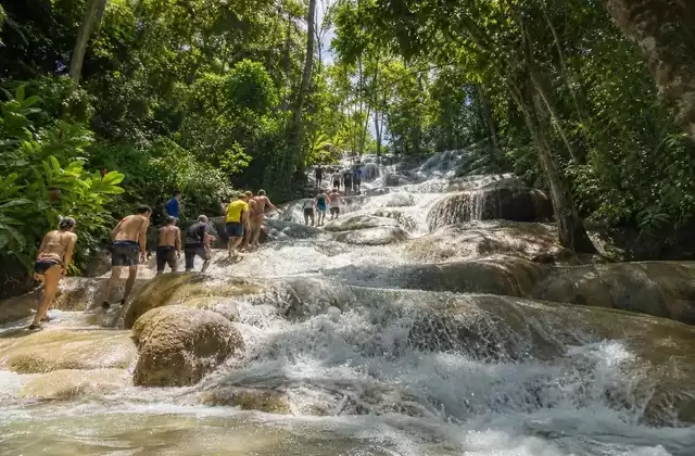 An den Dunn's River Falls