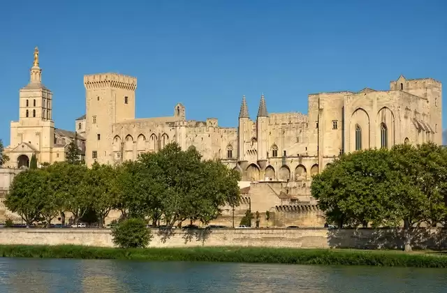 Em Avignon