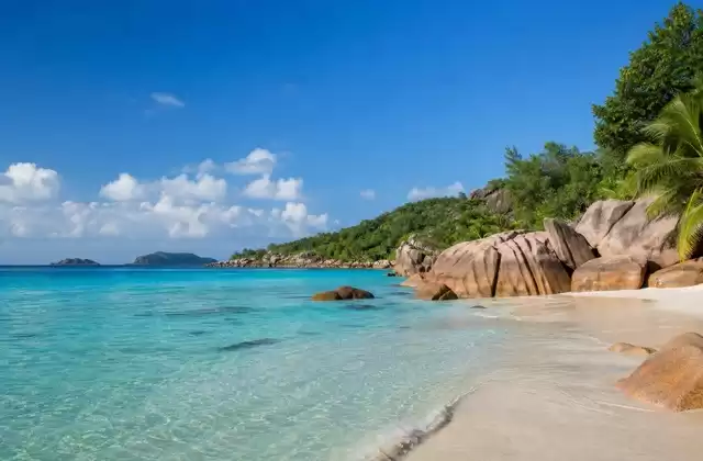 Em Praslin