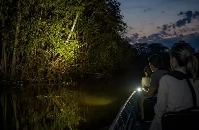 Saída noturna no rio