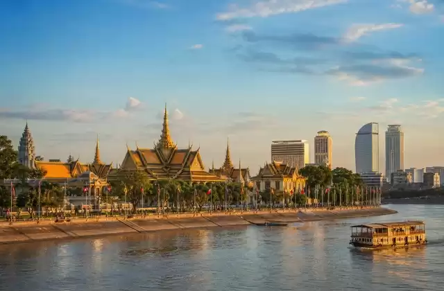 Phnom Penh na confluência do Mekong com o Tonlé Sap