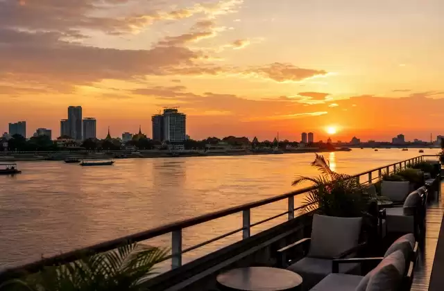 Navegar ao pôr do sol em Phnom Penh