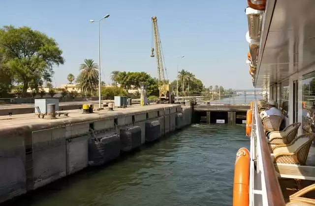 A passagem pela eclusa de Esna