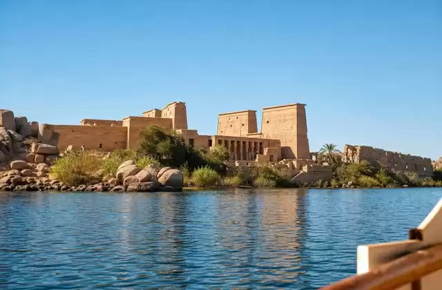 Ir de barco ao templo de Filae