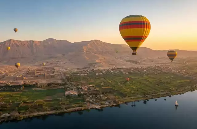 Um nascer do sol num balão de ar quente em Luxor
