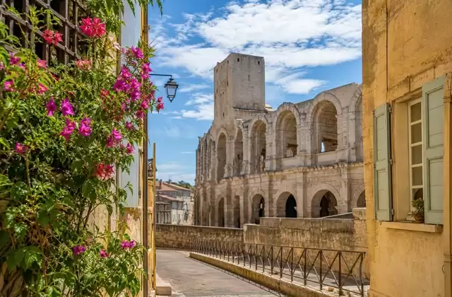 Arles, entre as arenas romanas e a luz de Van Gogh