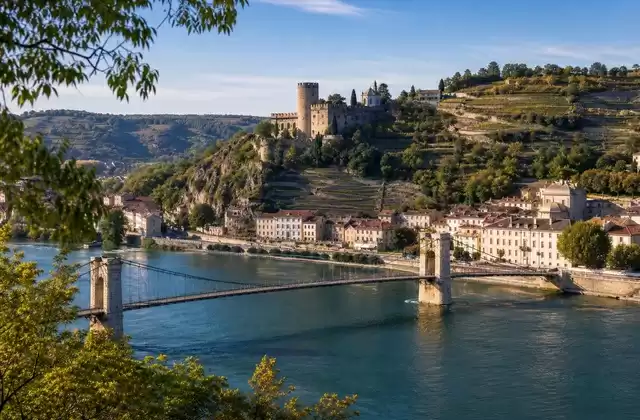 Tournon-sur-Rhône e o encanto das duas margens