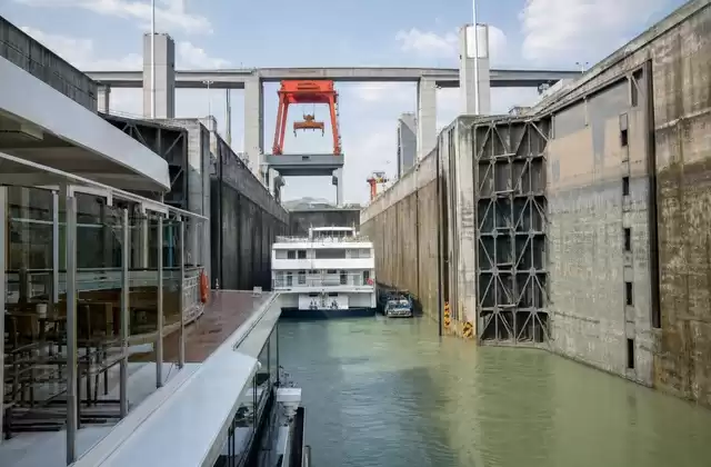 Passar pelas eclusas da barragem