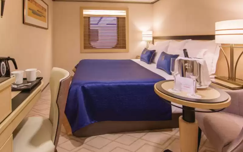 Cabina Britannia interior com vista para o átrio