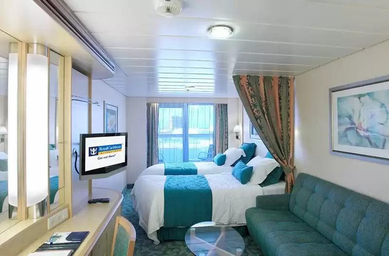 Cabine espaçosa com vista para o mar e varanda